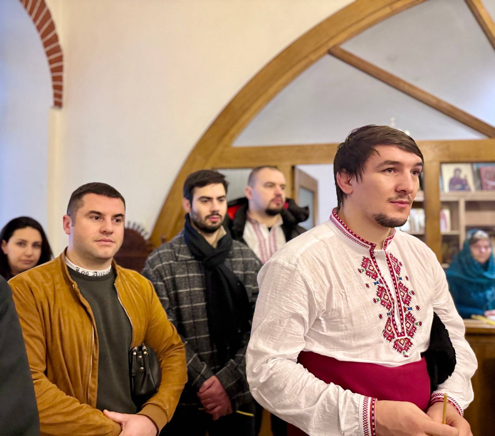 Даниел Александров се включи в Богоявленския ритуал по хвърлянето на кръста, облечен в традиционна народна носия